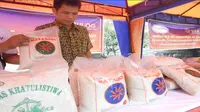 Perum Bulog Kalimantan Barat melakukan sejumlah program untuk membantu petani dan masyarakat miskin.