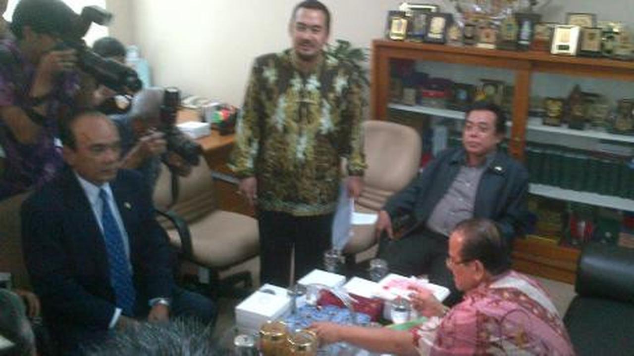 Penuhi panggilan BK, Zulkarnaen bawa segepok berkas