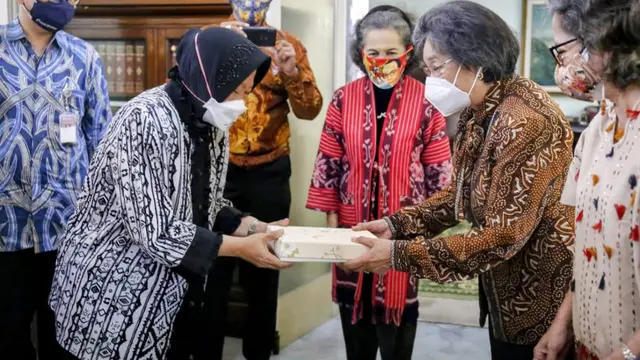 Menteri Sosial RI Tri Rismaharini melakukan Kunjungan Persetujuan Ahli Waris Pahlawan Nasional untuk Pengeluaran Rupiah Tahun Emisi 2022, Jumat (8/10).