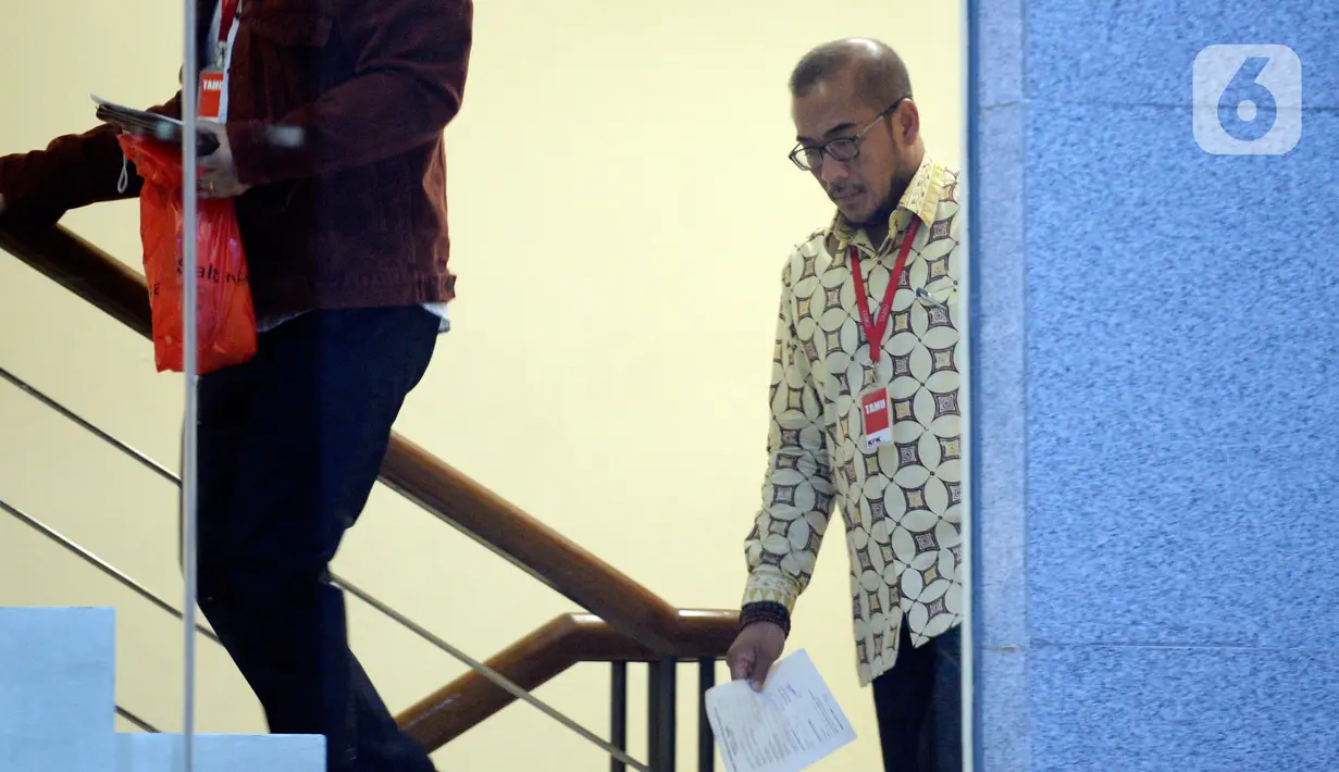 Komisioner KPU Hasyim Asy'ari menunggu untuk dimintai keterangan penyidik KPK di Gedung KPK, Jakarta, Jumat (24/1/2020). Hasyim Asy'ari diperiksa sebagai saksi untuk tersangka mantan Komisioner KPU Wahyu Setiawan terkait kasus dugaan suap penetapan anggota DPR. (merdeka.com/Dwi Narwoko)