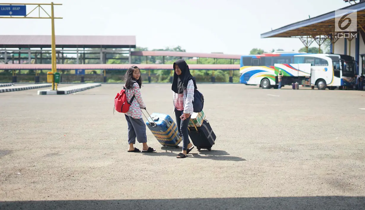 Penumpang membawa barang di sekitar Terminal Jatijajar, Depok, Jawa Barat, Selasa (18/6/2019). Pemkot Depok melarang jasa transportasi online mengambil penumpang di Terminal Jatijajar karena dikhawatirkan mematikan sumber nafkah pengemudi angkot. (Liputan6.com/Immanuel Antonius)