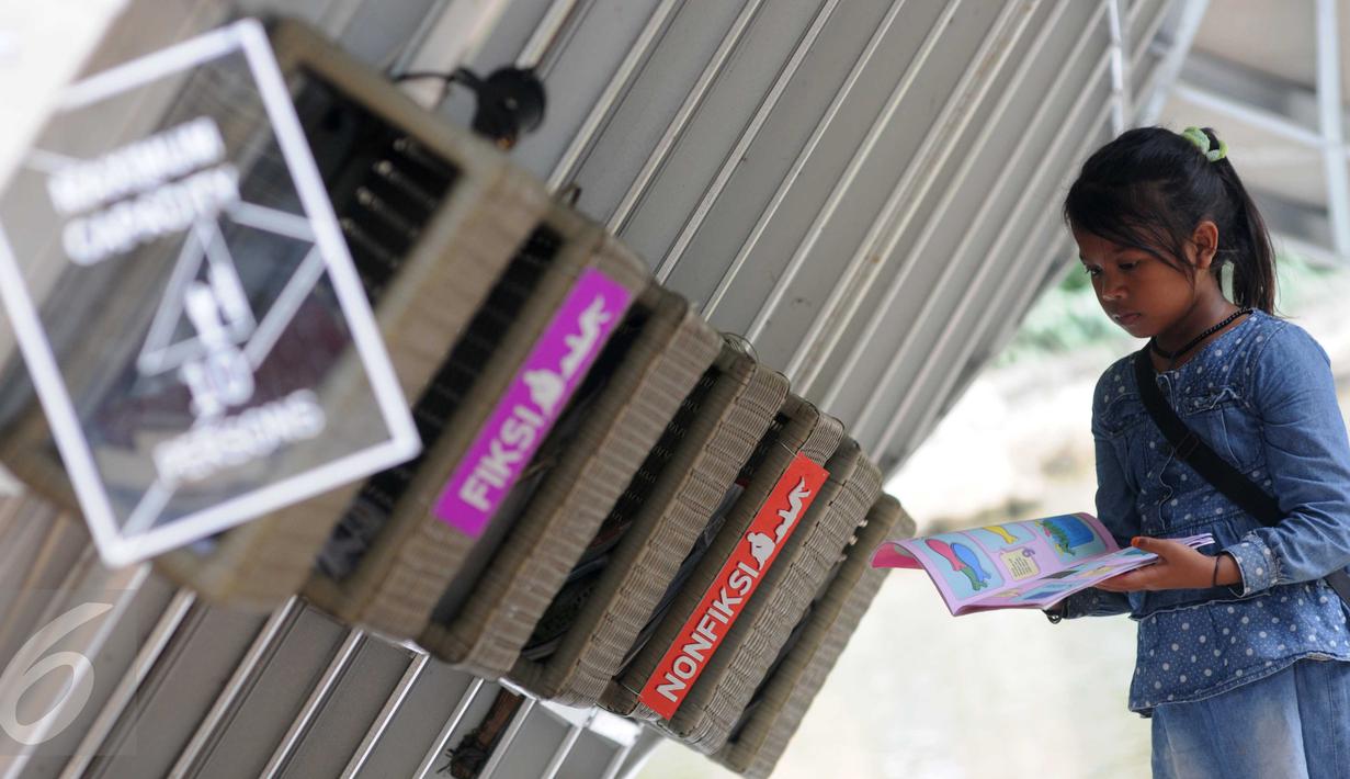 Seorang anak membaca buku di Perpustakaan Terapung di Taman Ayodya, Jaksel (22/12/2015). Pemprov DKI berencana akan membangun sarana seni dan edukasi di setiap taman di Jakarta. (Liputan6.com/Helmi Afandi)