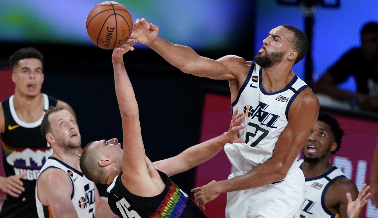 Pemain Utah Jazz, Rudy Gobert (atas) menyabet NBA Defensive Player of the Year musim 2020/2021. Penghargaan ini merupakan penghargaan ketiga bagi dirinya. (Foto: Getty Images via AFP/Pool/Lake Buena Vista)