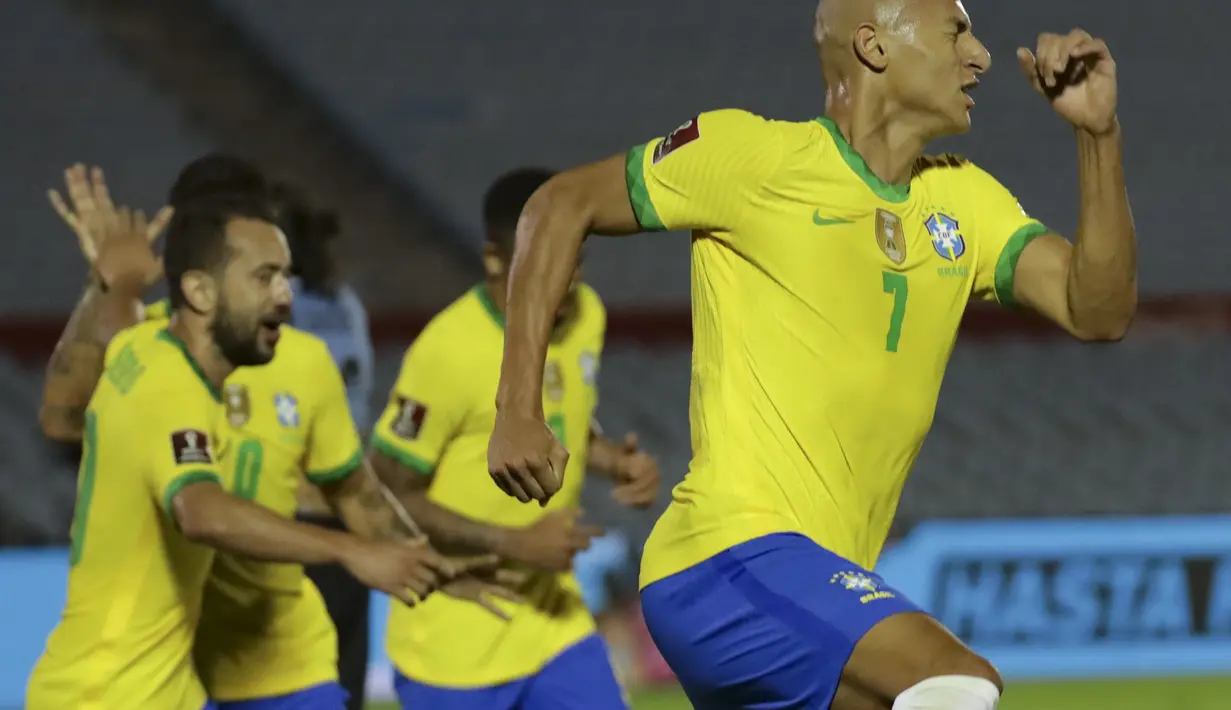 Gelandang Brasil, Richarlison berselebrasi usai mencetak gol ke gawang Uruguay pada pertandingan keempat kualifikasi Piala Dunia 2022 zona CONMEBOL di Estadio Centenario, Montevideo, Selasa (17/11/2020). Brasil menang atas Uruguay 2-0. (Raul Martinez / Pool via AP)