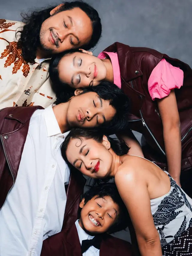 Gaya Unik Foto Keluarga Dwi Sasono dan Widi Mulia, Tampil Hangat dalam Sentuhan Wastra