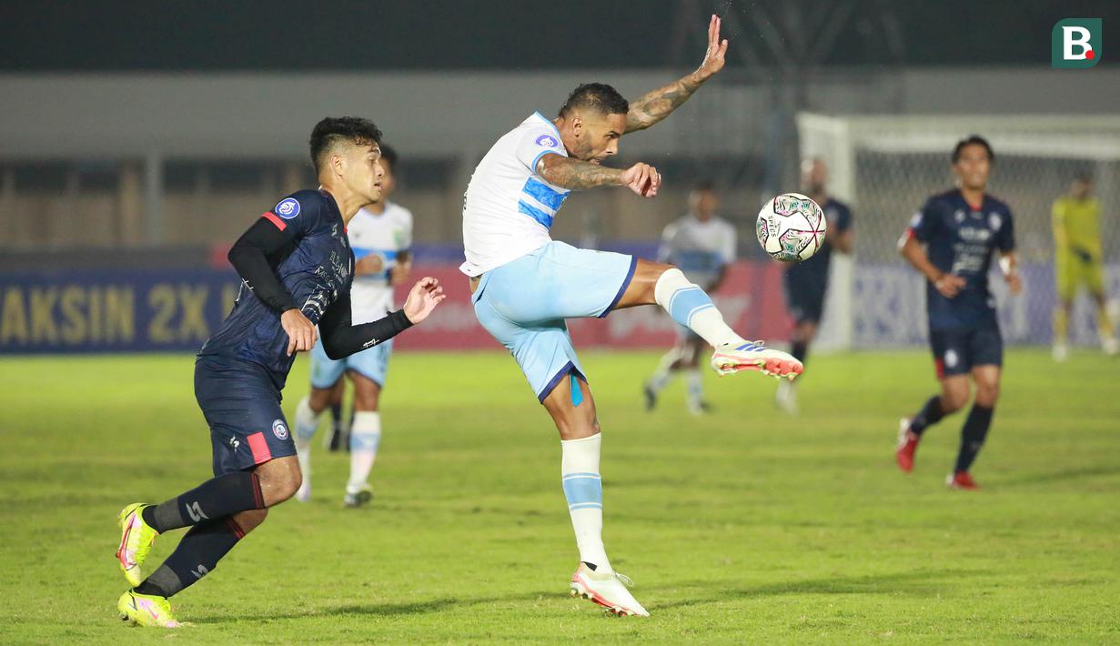 Pemain Persela Lamongan, Demerson Bruno Costa (kanan) menendang bola saat melawan Arema FC dalam laga pekan ke-6 BRI Liga 1 2021/2022 di Stadion Madya, Jakarta, Minggu (3/9/2021). (Bola.com/M Iqbal Ichsan)