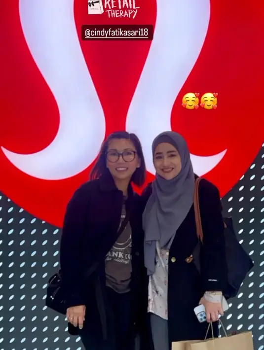 Outfit ‘nge-mall’ kece ala Cindy dengan long coat dan pashmina.  [@cindyfatikasari18]