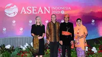 Presiden Joko Widodo (Jokowi) dan Ibu Negara Iriana Jokowi menyambut Perdana Menteri Australia Anthony Albanese dan pasangannya Jodie Haydon saat gala dinner KTT ASEAN 2023 di Hutan Kota Gelora Bung Karno (GBK), Jakarta, Rabu (6/9/2023). (Dok. Muchlis Jr/Biro Pers Sekretariat Presiden)