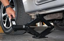 Cara yang Benar dan Baik untuk Mengangkat Mobil dengan Dongkrak