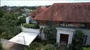 Rumah tampak kokoh dinding lantai bawah menggunakan cat putih. Sedangkan di lantai dua dindingnya seluruhnya menggunakan kayu jati. Rumahnya tampak berbeda dari yang lain. [Youtube/TRANS7 OFFICIAL]