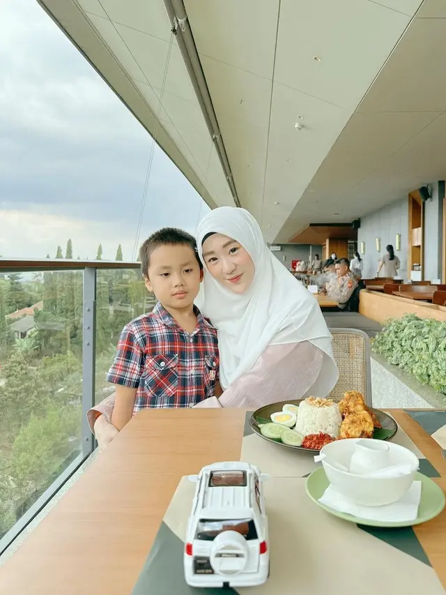 Potret Kebersamaan Larissa Chou dengan Anak Semata Wayang