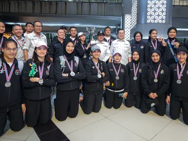 Timnas voli putri Indonesia U-18 sukses mencapai target menjadi runner-up yang dibebankan oleh PBVSI pada ajang Princess Cup 2024 di Thailand. Kedatangan rombongan skuad Timnas Voli Putri Indonesia U-18 pun disambut hangat para pengurus PBVSI saat mendarat di Terminal 3 Bandara Soekarno-Hatta, Jumat (14/6/2024) sore WIB. (Bola.com/Bagaskara Lazuardi)