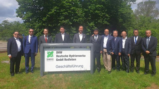 Menteri Perindustrian Agus Gumiwang Kartasasmita (kelima kiri) bersama delegasi mendampingi Menteri Koordinator Bidang Perekonomian Airlangga Hartarto (keempat kiri) ketika melakukan kunjungan kerja di Ecogreen Oleochemicals GmbH, Berlin (Dok Kemenperin)