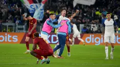 Pemain Lazio (tengah) merayakan kemenangan atas AS Roma pada akhir pertandingan sepak bola Liga Italia di Stadion Olimpiade Roma, Italia, 6 November 2022. Lazio mengalahkan AS Roma dengan skor 1-0. (AP Photo/Gregorio Borgia)