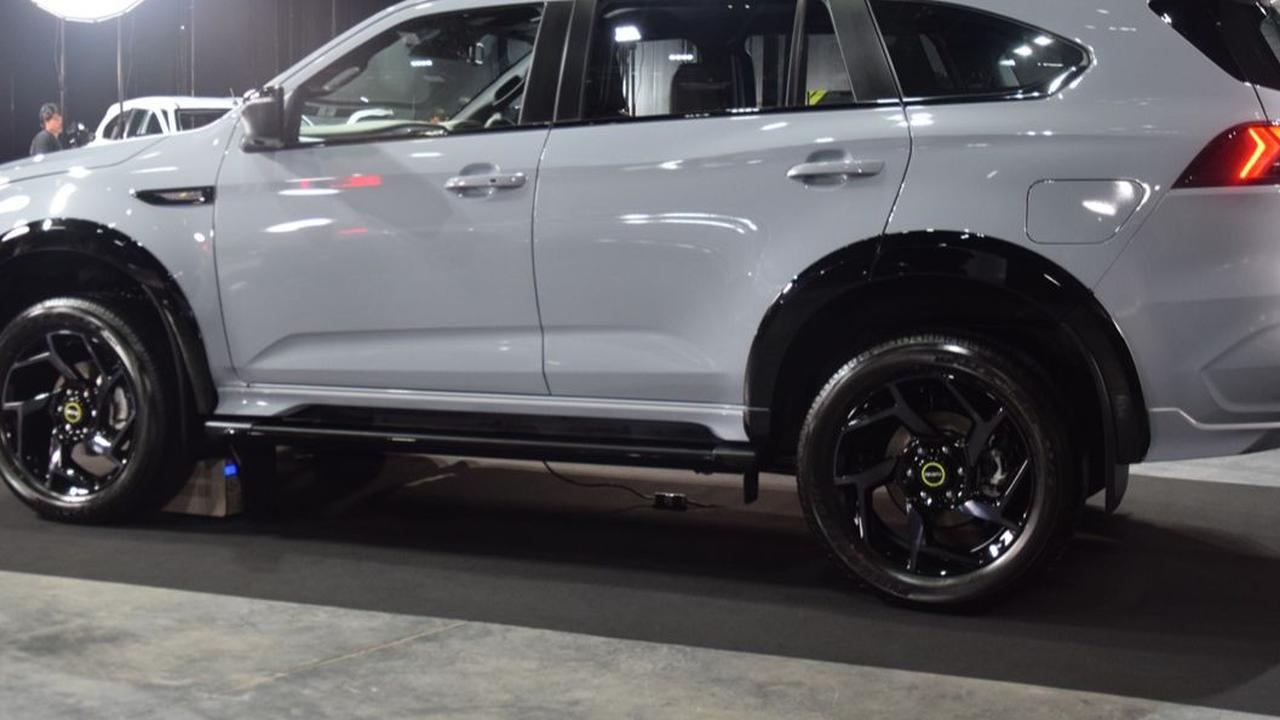 Untuk mendukung kegiatan offroad, MU-X RS telah dilengkapi dengan fitur pengaturan 4x4 yang memungkinkan pengguna untuk mengubahnya dari 2H, 4H, hingga 4L