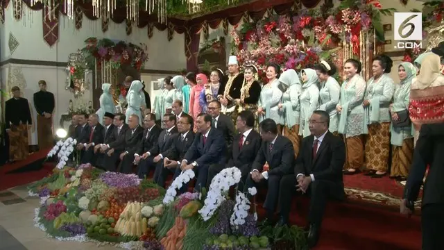 Pada acara resepsi kedua pernikahan Kahiyang Ayu - Bobby Nasution, jajaran Menteri berfoto bersama kedua mempelai.