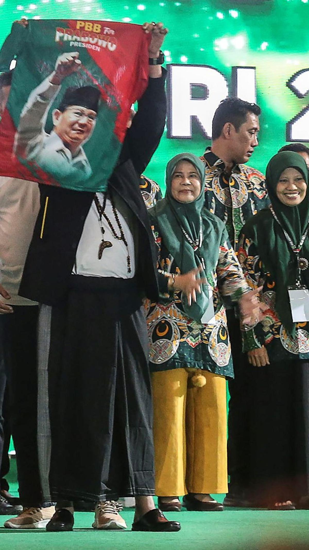 Sedangkan di luar KKIR, ada Ketua Umum Partai Kebangkitan Nusantara (PKN) Anas Urbaningrum, Pendiri PKN Gede Pasek Suardika, Ketua Umum Partai Gelora Anis Matta, hingga Sekjen PAN Eddy Soeparno turut hadir.
( merdeka.com/Arie Basuki )