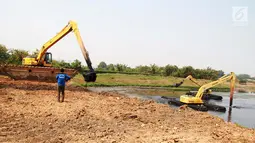 Sejumlah alat berat digunakan untuk mengeruk endapan lumpur di Waduk Ria Rio, Pedongkelan, Pulogadung, Jakarta, Sabtu (30/9). Pengerukan ini juga bertujuan untuk memaksimalkan peran waduk sebagai pengendali banjir. (Liputan6.com/Angga Yuniar)