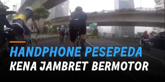 VIDEO: Sedang Gowes, Handphone Pesepeda Kena Jambret Bermotor