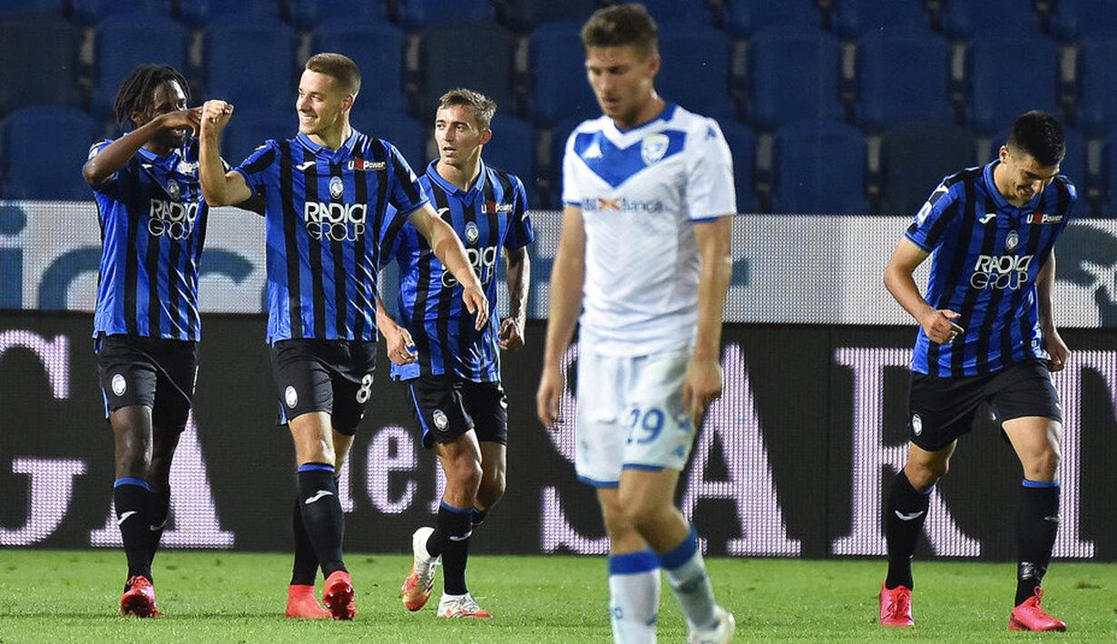 Para pemain Atalanta merayakan gol yang dicetak oleh Mario Pasalic ke gawang Brescia pada laga Serie A di Stadion Gewiss, Selasa (14/7/2020). Atalanta menang 6-2 atas Brescia. (Gianluca Checchi/LaPresse via AP)