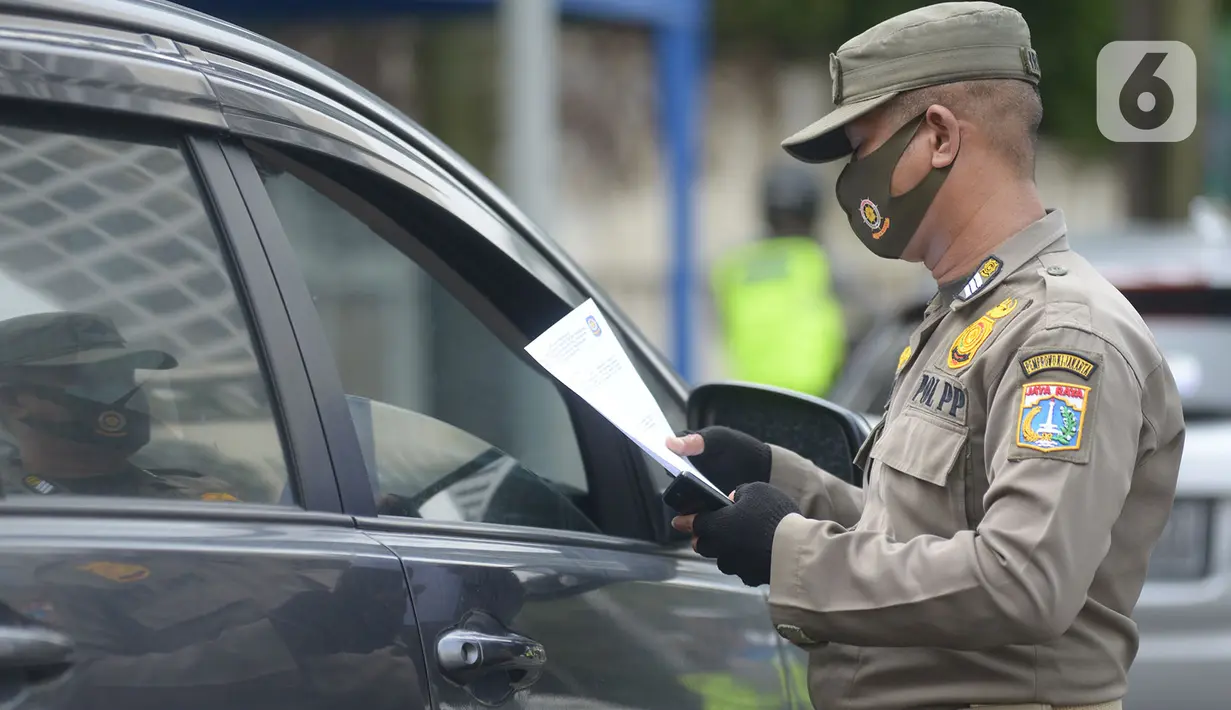 Petugas Satpol PP memberhentikan pengendara mobil saat Operasi Yustisi Protokol COVID-19 di Kawasan Bundaran HI, Jakarta, Selasa (15/9/2020). Operasi Yustisi itu untuk menegakkan pemakaian masker guna menekan perilaku warga yang memicu angka kenaikan infeksi Covid-19.(merdeka.com/Imam Buhori)