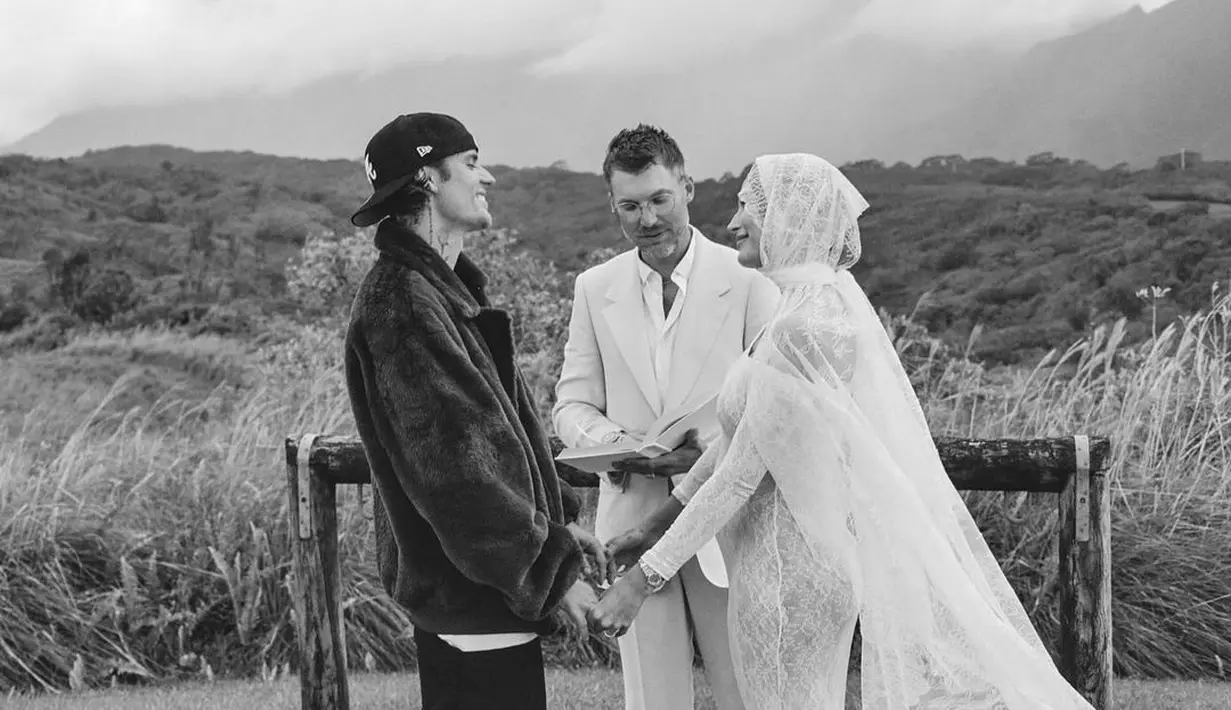 Seseorang yang diduga pendeta memimpin upacara Justin Bieber dan istrinya memperbarui janji pernikahan juga ikut terlihat di momen pengumuman kehamilan ini. (Liputan6.com/IG/@justinbieber)