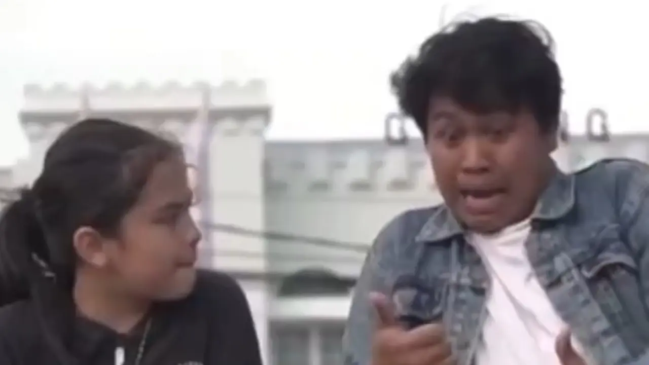 Akibat kontennya yang dinilai merendahkan bahasa isyarat, komika Gerallio dipolisikan. (Tangkapan layar)