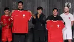 Menpora Dito Ariotedjo (kedua kiri), Pelatih Timnas Indonesia Shin Tae-yong dan Ketua umum PSSI, Erick Thohir saat Indonesia menghadiri peluncuran kostum baru di Jakarta, Senin (18/3/2024). (Liputan6.com/Herman Zakharia)