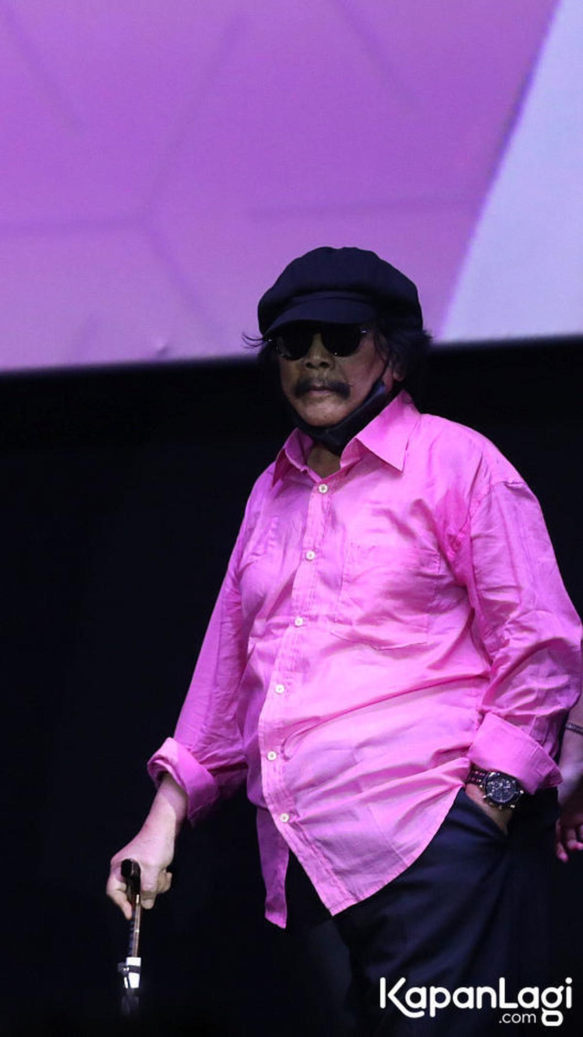 9 Potret Jaja Miharja Tetap Terima Job Manggung, Masih Mau Nyanyi Meski Pakai Tongkat
