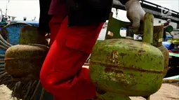 Pekerja membawa elpiji 3 Kg di Dermaga Kampung Nelayan Cilincing, Jakarta, Sabtu (19/5). Permintaan elpiji 3 Kg terus melonjak selama Ramadan 2018. (Liputan6.com/JohanTallo)