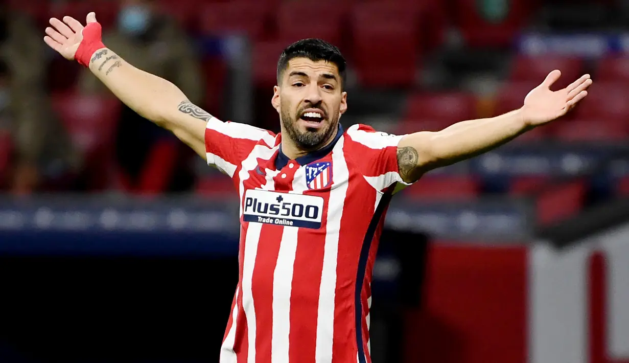 Striker Atletico Madrid, Luis Suarez, saat pertandingan melawan Valencia pada laga Liga Spanyol di Stadion Wanda Metropolitano, Minggu (24/1/2021). Atletico Madrid menang dengan skor 3-1. (AFP/Pierre Philippe Marcou)