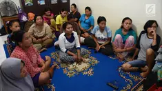 Sejumlah pembantu pengganti saat Lebaran atau infal menunggu di tempat penyalur tenaga pembantu Bu Gito di kawasan Cipete, Jakarta Selatan, Rabu (6/6). Kebutuhan pembantu infal menjelang Lebaran semakin meningkat. (Liputan6.com/Arya Manggala)