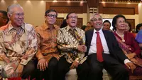 Menteri Perdagangan Enggartiasto Lukita (kiri), Menteri Hukum dan HAM Yasonna L Laoly (kedua kiri) Politisi Senior Golkar Akbar Tandjung (ketiga kiri) saat menghadiri HUT ke-80 politisi senior Sabam Sirait, Jakarta, (15/10). (Liputan6.com/Angga Yuniar)