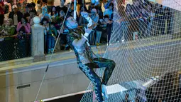 Puri Indah Mall kembali menghadirkan aksi Flying Trapeze yang siap bikin jantung berdebar-debar. Kali ini, The Nikolaevs, tim trapeze asal Rusia yang sudah terkenal di berbagai belahan dunia, kembali menyuguhkan aksi-aksi mereka yang luar biasa. (Foto: Istimewa)