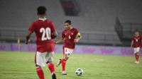 Gelandang Timnas Indonesia, Evan Dimas mengontrol bola saat bertanding melawan Timor Leste pada laga uji coba internasional di Stadion I Wayan Dipta Gianyar, Kamis (27/1/2022). Indonesia menang telak atas Timor Leste 4-1 (Dok Humas PSSI)