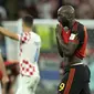 Reaksi kecewa pemain Belgia,&nbsp;Romelu Lukaku setelah gagal mengantarkan timnya melaju ke babak 16 besar saat matchday ketiga Grup F Piala Dunia 2022 melawan Kroasia di Ahmad Bin Ali Stadium, Kamis (01/12/2022). (AP/Francisco Seco)