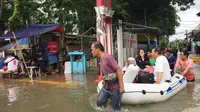 Banjir di kawasan Grogol Petamburan, sejumlah warga dievakuasi. (Liputan6.com/Ady Anugrahadi)