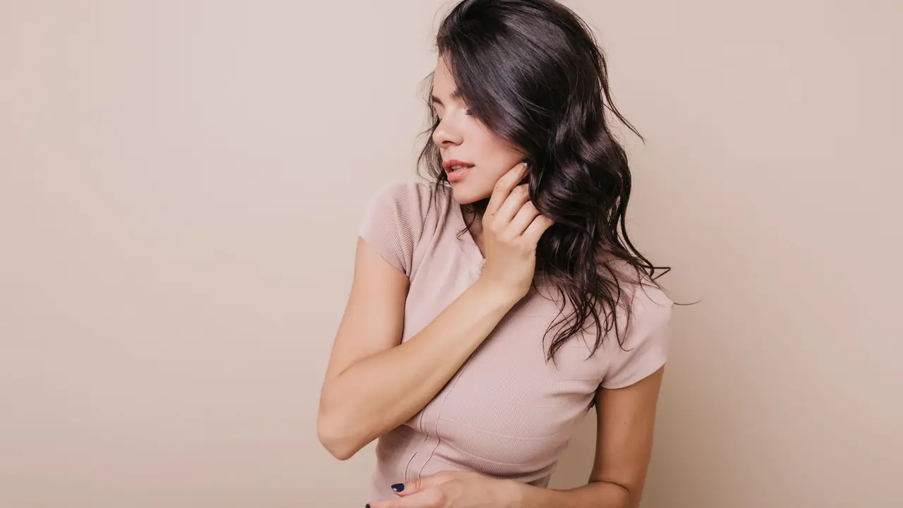 Cara Menjaga Rambut Tetap Lembap Seharian (photo by freepik.com)