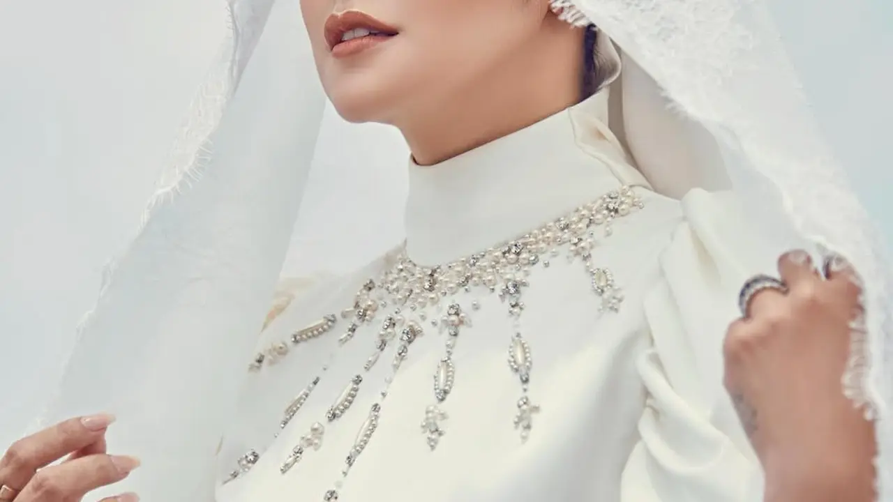 Olla Ramlan Tampil Clean Glamor di Momen Idul Adha, Terlihat Menyejukkan Padukan Hijab dengan Busana All White dan Gelang Emas