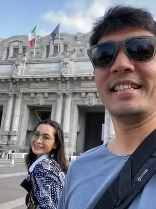 Gaya Kompak Hesti Purwadinata dan Edo Borne yang Fashionable Saat Honeymoon Keliling Eropa