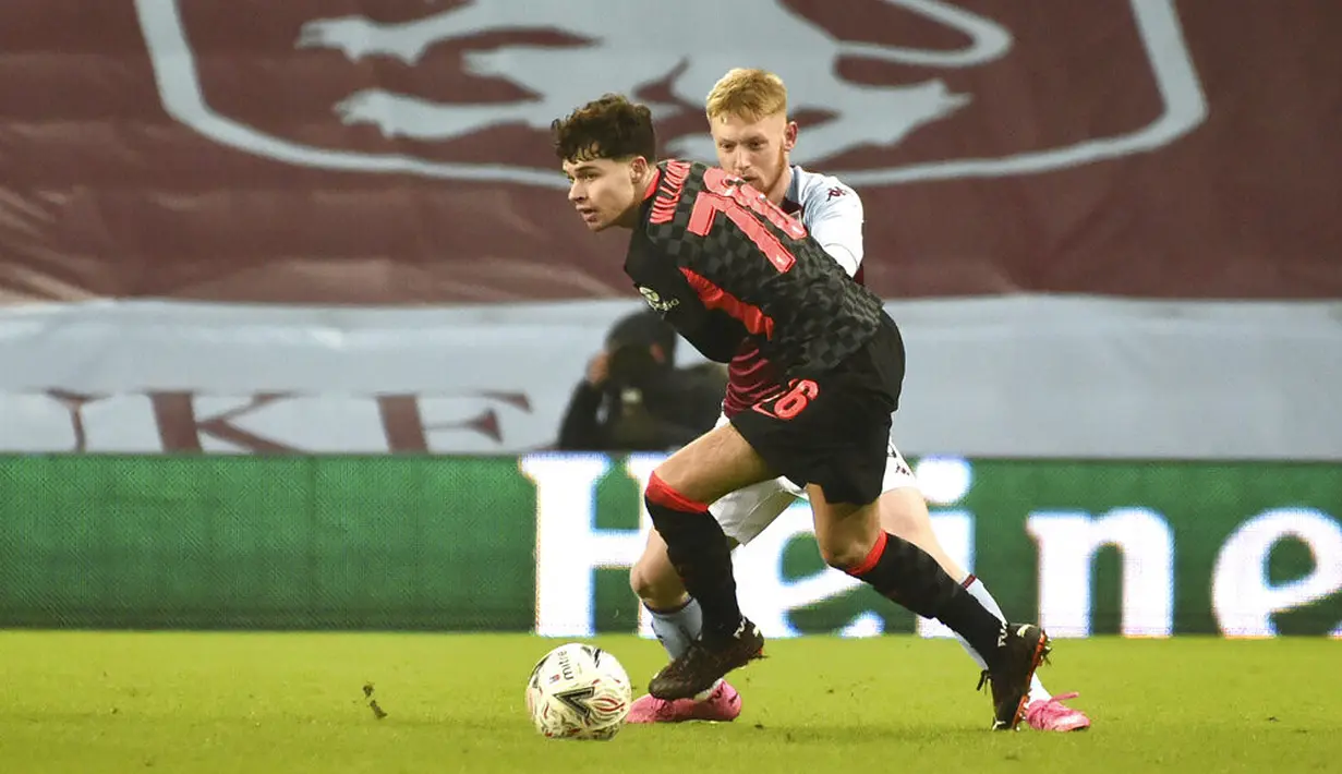 Pemain Liverpool Neco Williams (kiri) berebut bola dengan pemain Aston Villa Bradley Young pada pertandingan putaran ketiga Piala FA di Stadion Villa Park, Birmingham, Inggris, Jumat (8/1/2021). Liverpool menang 4-1 dengan Sadio Mane mencetak dua gol. (AP Photo/Rui Vieira)