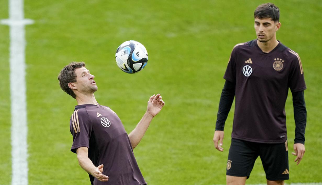 Pemain Jerman, Thomas Mueller,mengontrol bola saat mengikuti sesi latihan jelang laga melawan Prncis pada laga uji coba di Stadion Signal Iduna Park, Jerman, Senin (11/9/2023). (AP Photo/Martin Meissner)