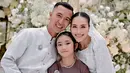 <p>Ayu Ting Ting mengejutkan netizen dengan kabar pertunangannya dengan anggota TNI, Muhammad Fardhana. Penampilan Ayu Ting Ting di hari bahagianya tersebut menjadi sorotan. [Foto: Instagram/mom_ayting92_]</p>