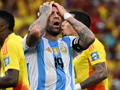 Bek Argentina, Nicolas Otamendi bereaksi selama pertandingan kualifikasi Piala Dunia FIFA 2026 Amerika Selatan melawan Kolombia, di stadion Metropolitano Roberto MelÈndez, Barranquilla, Kolombia, pada 10 September 2024 atau Rabu (11/9/2024) dini hari WIB. (Raul ARBOLEDA/AFP)