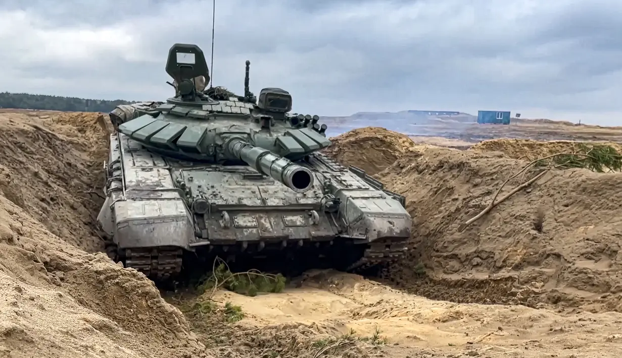 Dalam foto yang diambil dari video oleh Layanan Pers Kementerian Pertahanan Rusia pada 12 Februari 2022, sebuah tank bergerak di tempat pelatihan saat latihan militer Union Courage-2022 Rusia-Belarusia di Belarusia. (Russian Defense Ministry Press Service via AP)