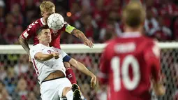 Robert Lewandowski (bawah) saat melawan Denmark pada laga Group E Kualifikasi Piala Dunia 2018 di Parken stadium, Copenhagen, Denmark (1/9/2017). Lewandowski telah mencetak 11 gol bagi Polandia. (Jens Dresling/Polfoto via AP)