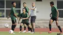 Pemain Timnas Indonesia, Muhammad Hargianto, meminta bola saat latihan di Universitas Kasetsart, Bangkok, Kamis (15/11). Latihan ini persiapan jelang laga Piala AFF 2018 melawan Thailand. (Bola.com/M. Iqbal Ichsan)