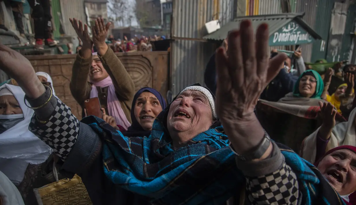 Umat Muslim Kashmir bedoa dalam peringatan hari ulang tahunnya meninggalnya Syekh Abdul Qadir Jeelani di Srinagar, Kashmir yang dikuasai India, Rabu (17/11/2021).Ratusan umat muslim berkumpul memperingati 11 tahun meninggalnya Syekh Abdul Qadir Jeelani. (AP Photo/Mukhtar Khan)