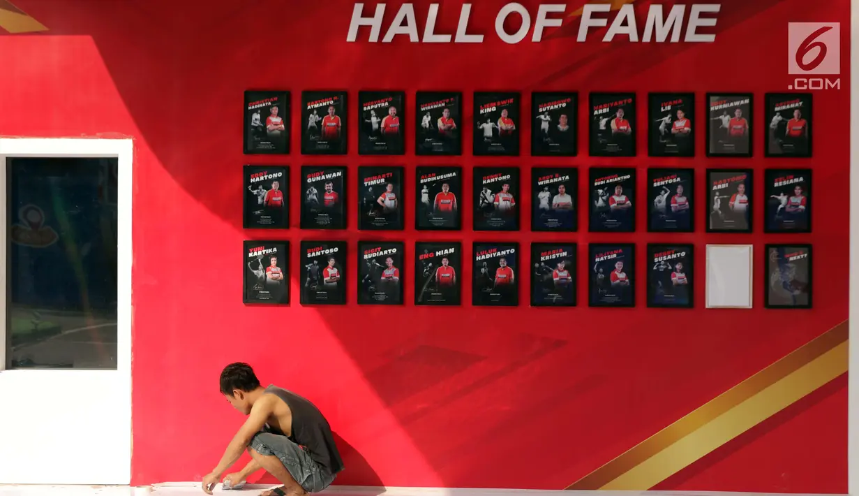 Pekerja menyelesaikan ornamen hall of fame jelang pelaksanaan turnamen Indonesia Open 2019 di Istora Senayan, Jakarta, Senin (15/7/2019). Indonesia Open 2019 akan dihelat pada 16-21 Juli 2019. (Liputan6.com/Helmi Fithriansyah)