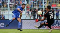 Aksi bek Arema, Hamka Hamzah, saat menjebol gawang Persita Tangerang pada leg pertama babak 32 besar Piala Indonesia di Stadion Kanjuruhan, Kabupaten Malang, Sabtu (26/1/2019). Arema menang 1-0 pada laga ini. (Bola.com/Iwan Setiawan)